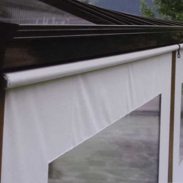 Toldo vertical con guías cortavientos